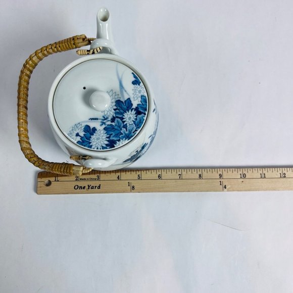 Japanese Dobin Floral Arita-yaki Porcelain Debeso Blue White Teapot - Picture 6 of 7